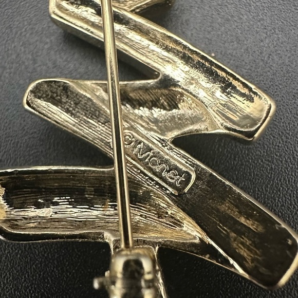 Christmas in July 🎄Vintage Monet Signed Brooch - Gold Toned with Clear Crystals - Picture 10 of 11